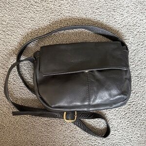 Hobo Int’l Vintage Black Crossbody Bag. 2 magnetic close & 1 zip. 9.5”x7”x2”.